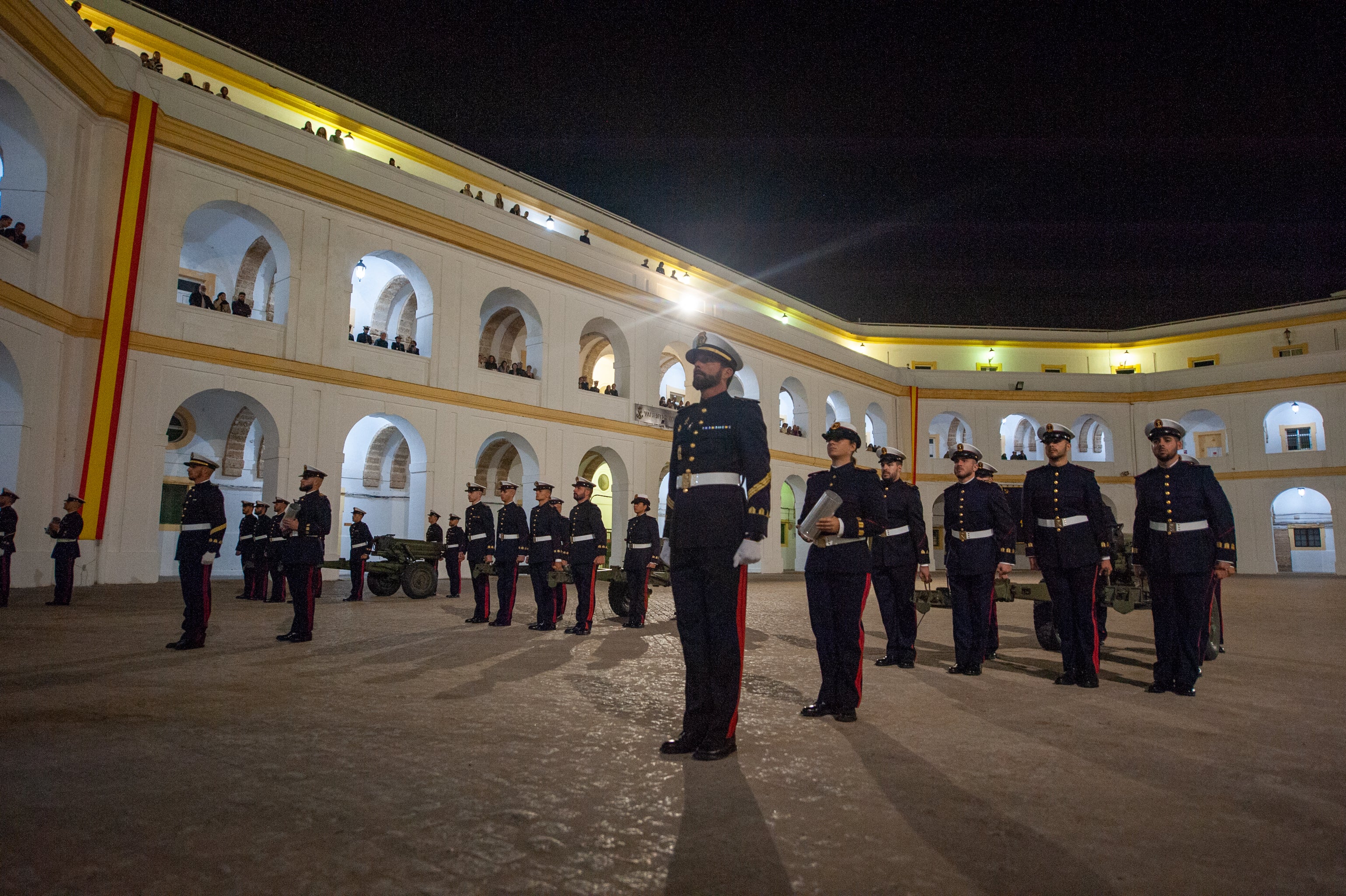 Todas las imágenes del arriado solemne de bandera en el Tercio de Armada de San Fernando