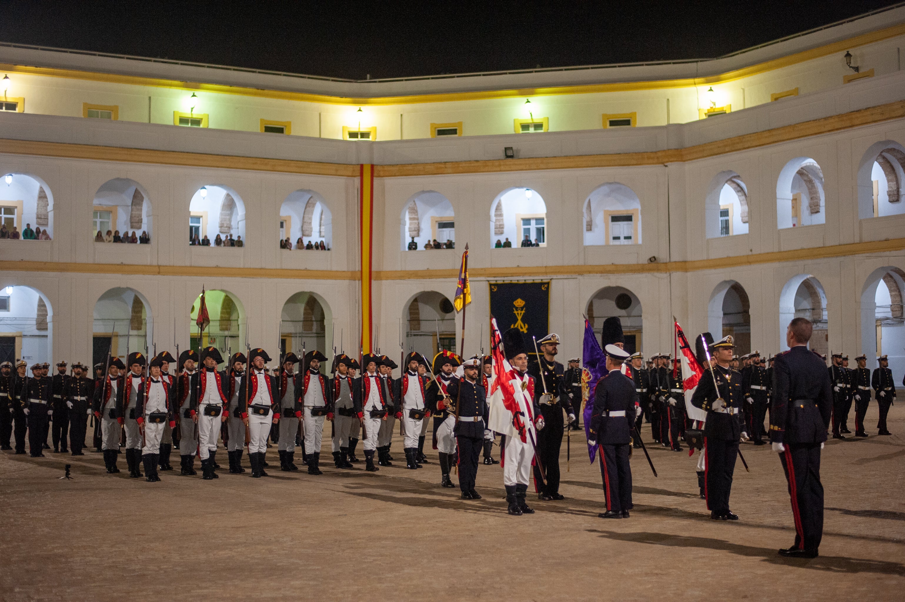 Todas las imágenes del arriado solemne de bandera en el Tercio de Armada de San Fernando