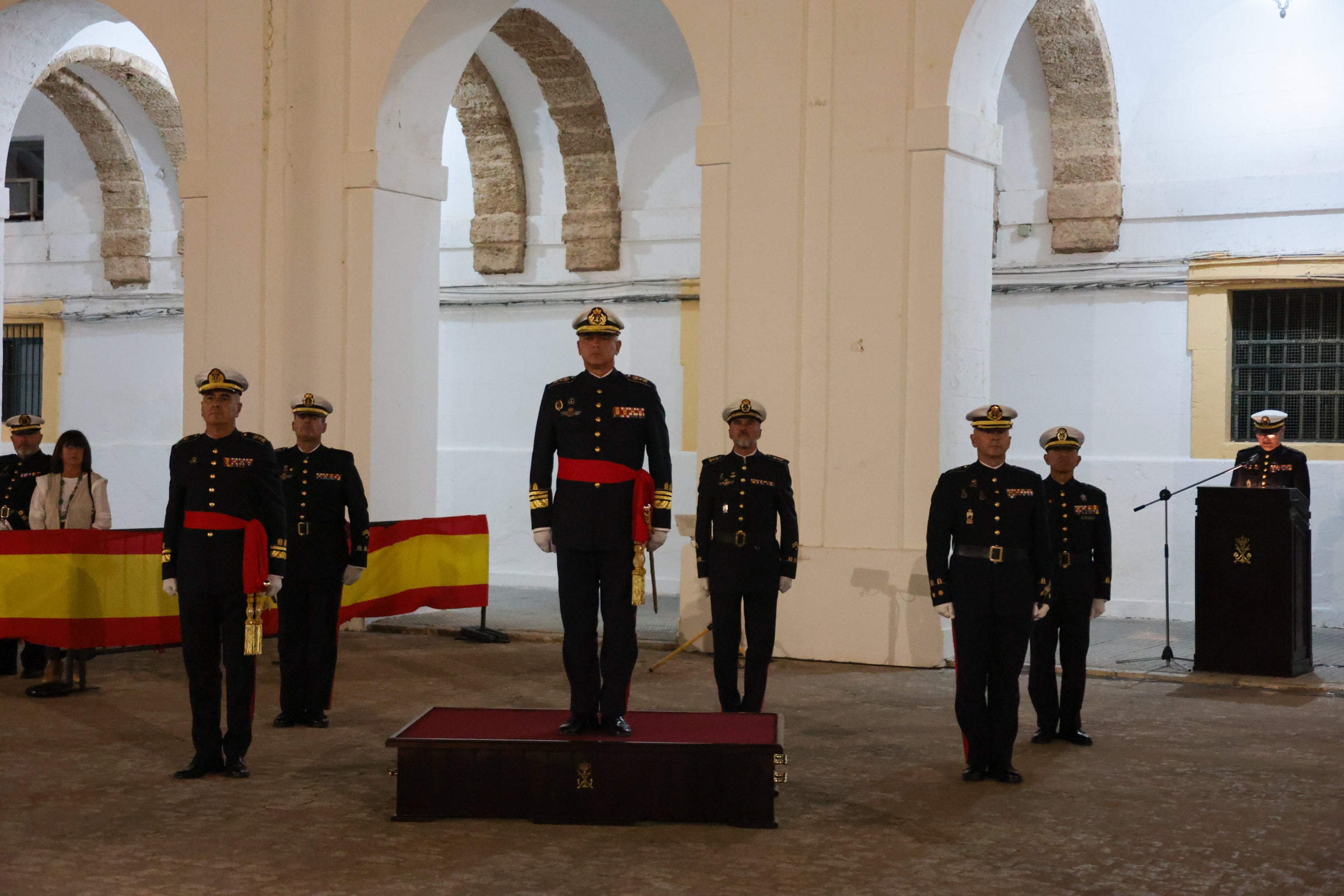 Todas las imágenes del arriado solemne de bandera en el Tercio de Armada de San Fernando