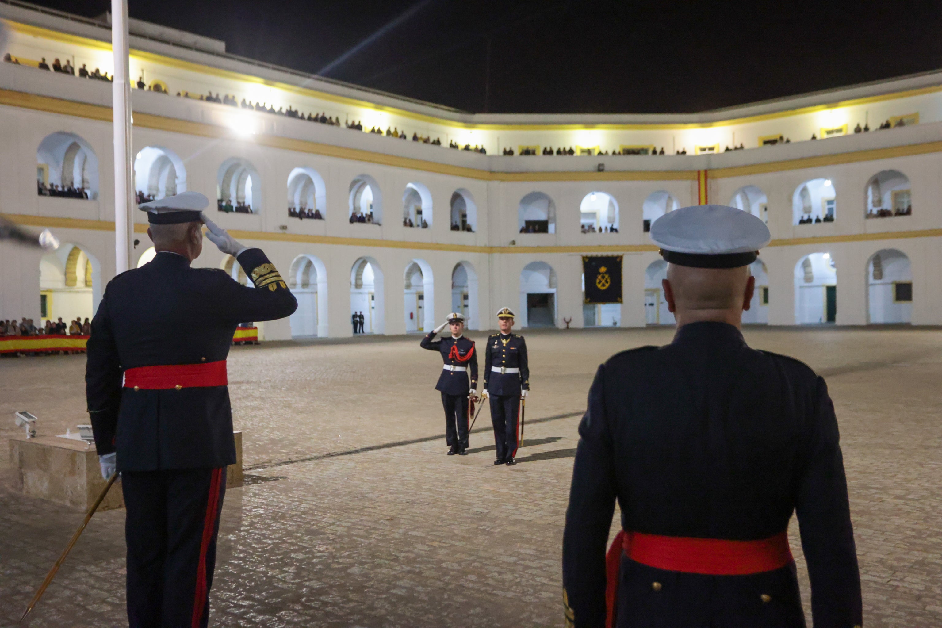 Todas las imágenes del arriado solemne de bandera en el Tercio de Armada de San Fernando