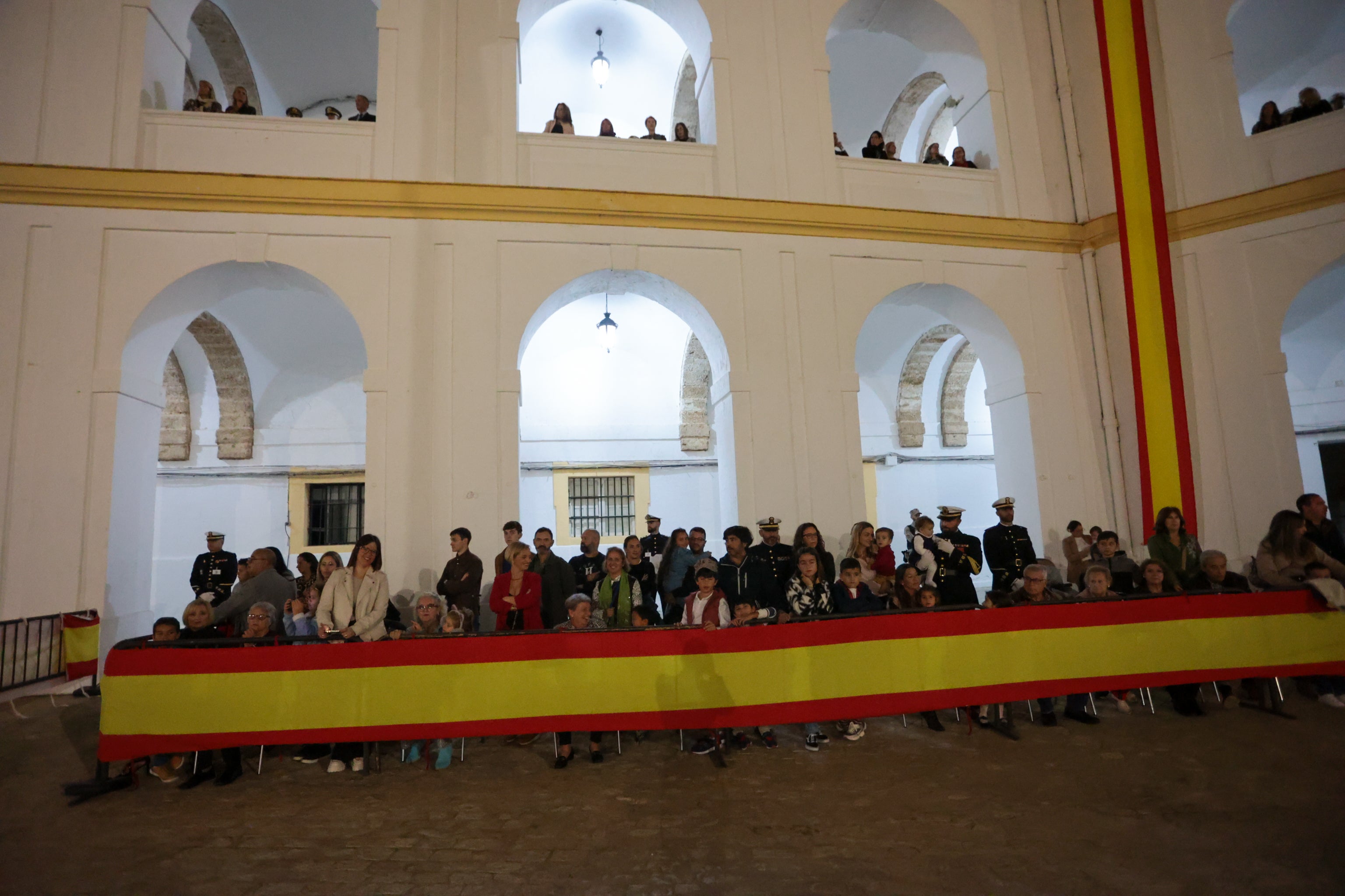 Todas las imágenes del arriado solemne de bandera en el Tercio de Armada de San Fernando