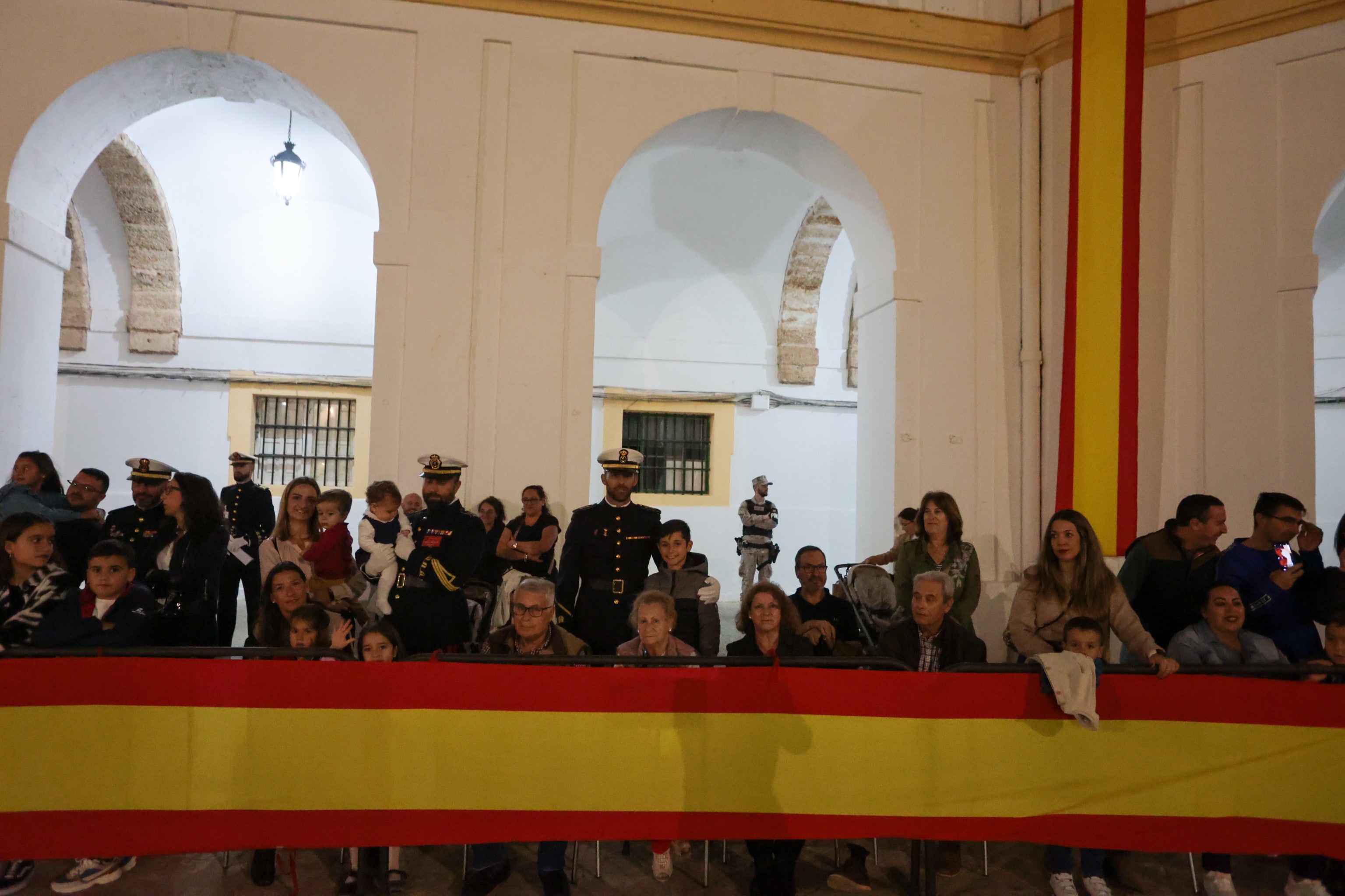 Todas las imágenes del arriado solemne de bandera en el Tercio de Armada de San Fernando