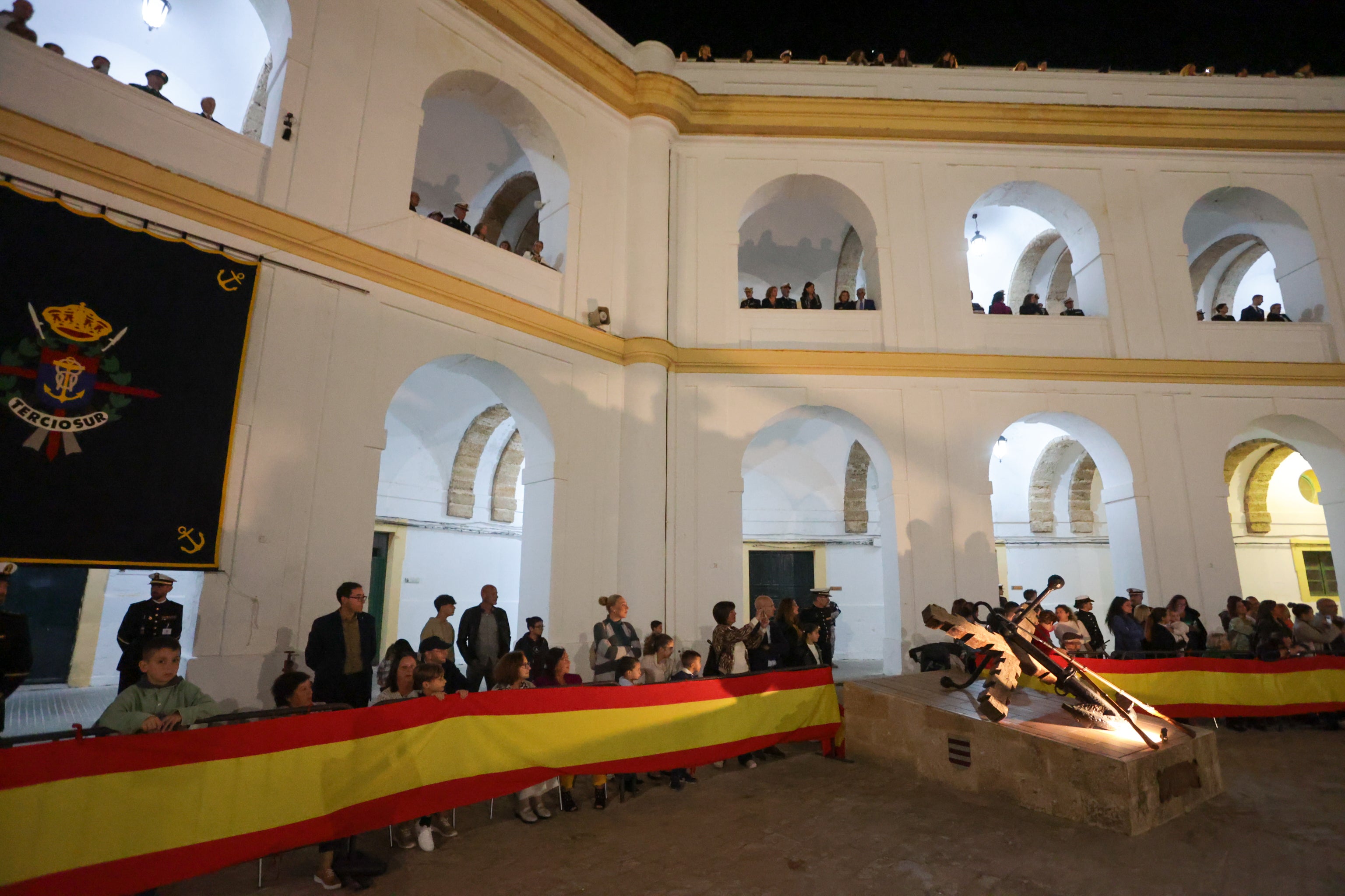 Todas las imágenes del arriado solemne de bandera en el Tercio de Armada de San Fernando