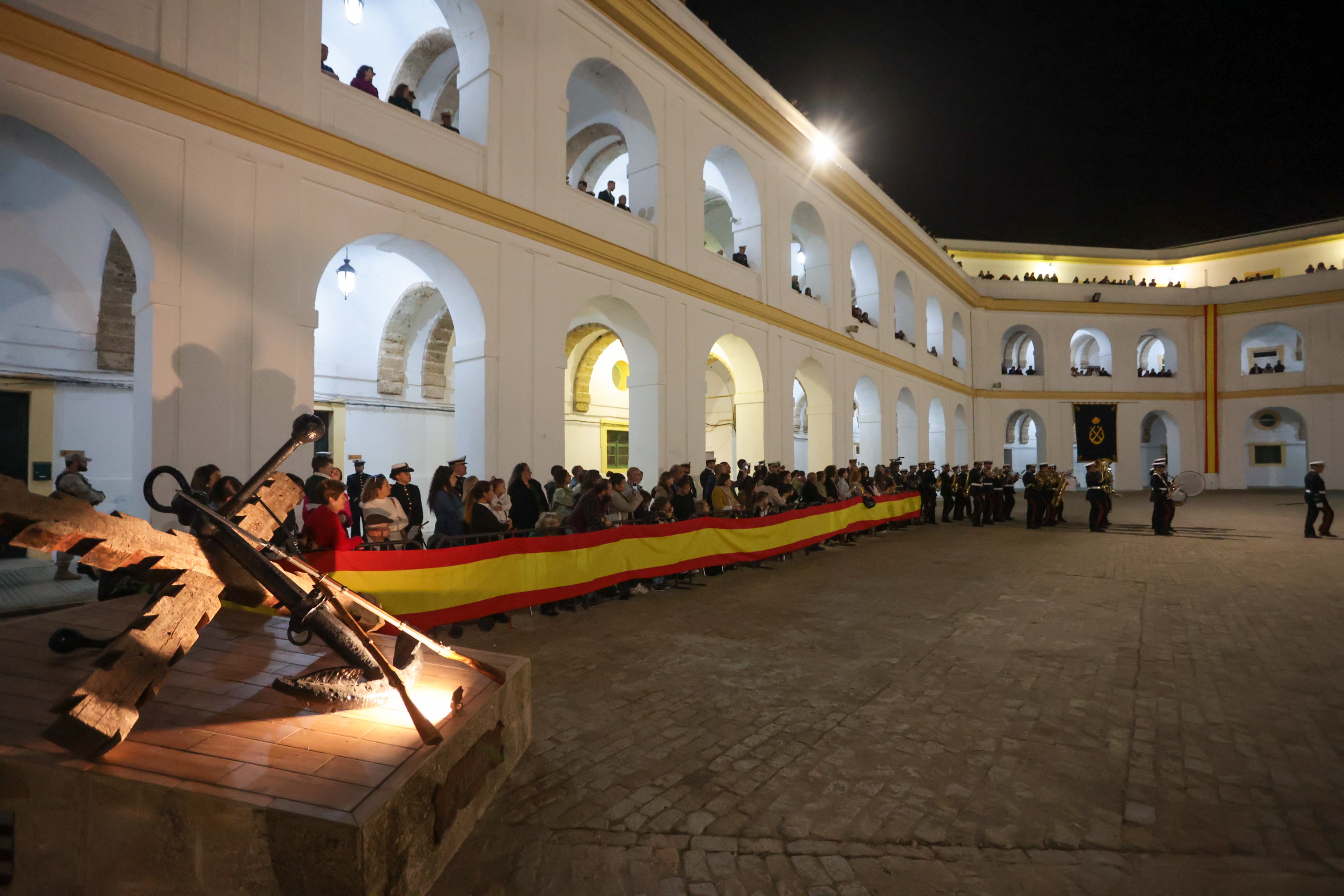 Todas las imágenes del arriado solemne de bandera en el Tercio de Armada de San Fernando