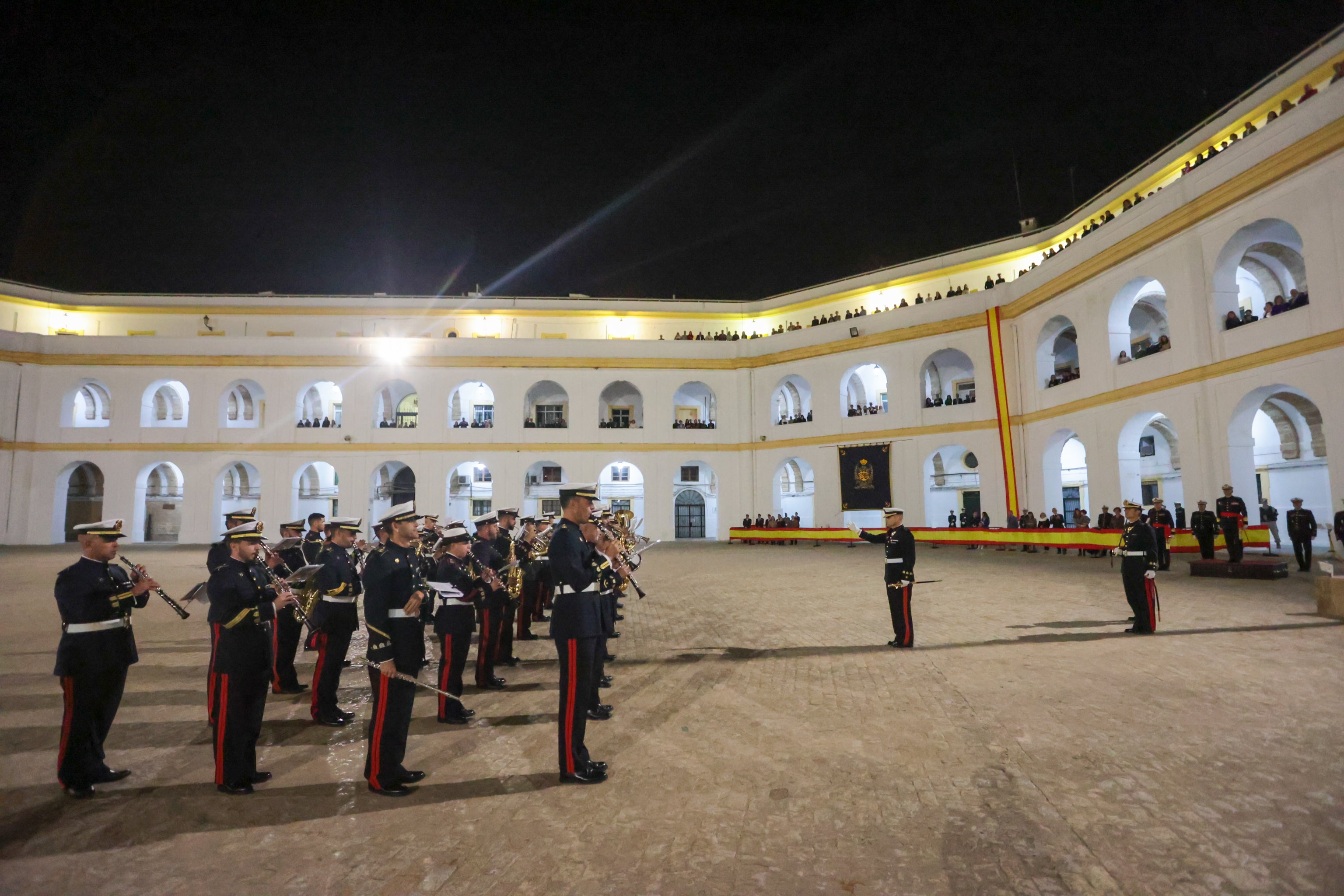 Todas las imágenes del arriado solemne de bandera en el Tercio de Armada de San Fernando