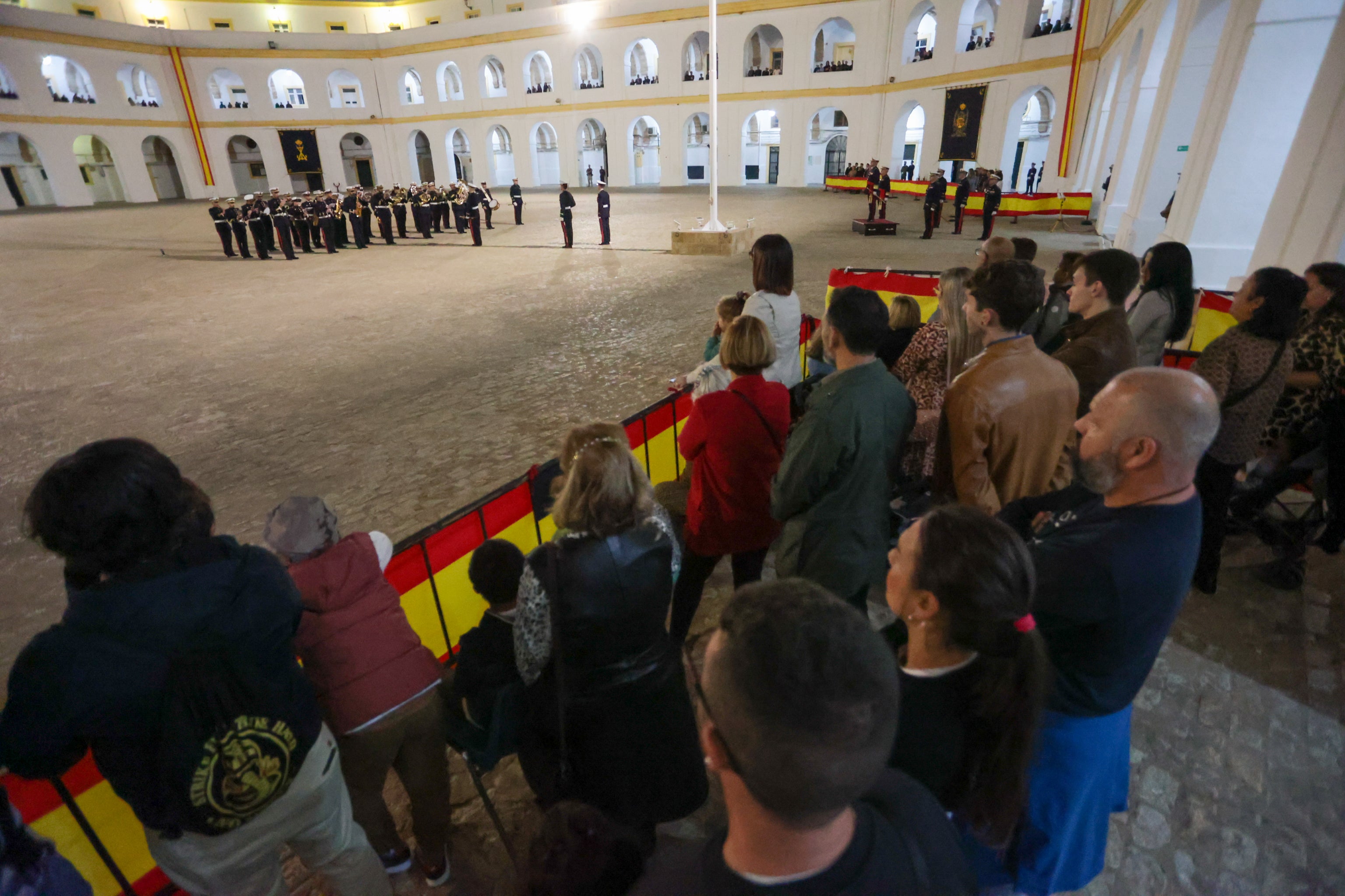 Todas las imágenes del arriado solemne de bandera en el Tercio de Armada de San Fernando