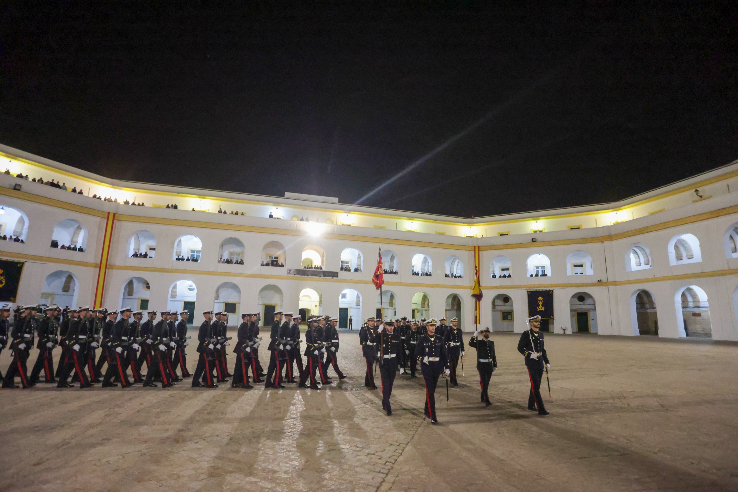 Todas las imágenes del arriado solemne de bandera en el Tercio de Armada de San Fernando