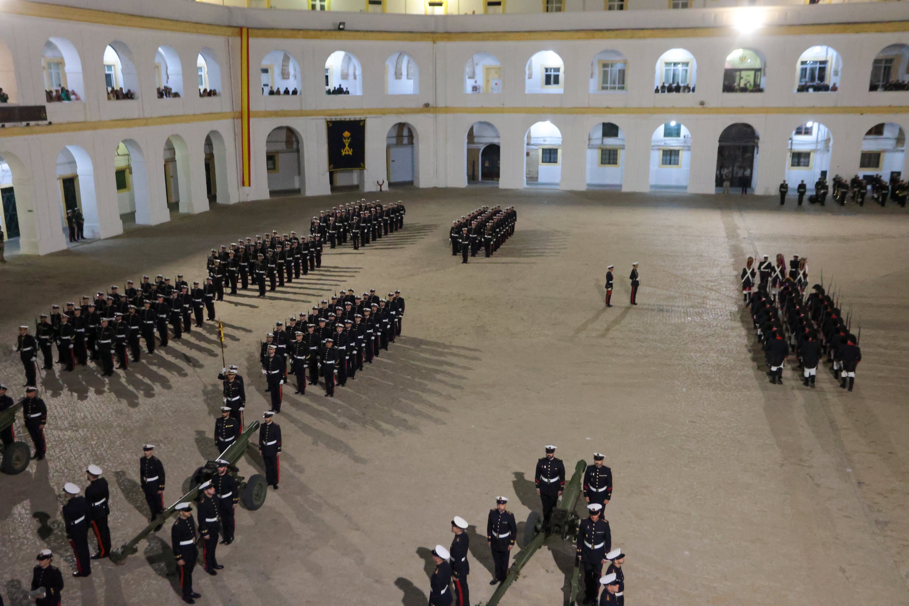 Todas las imágenes del arriado solemne de bandera en el Tercio de Armada de San Fernando