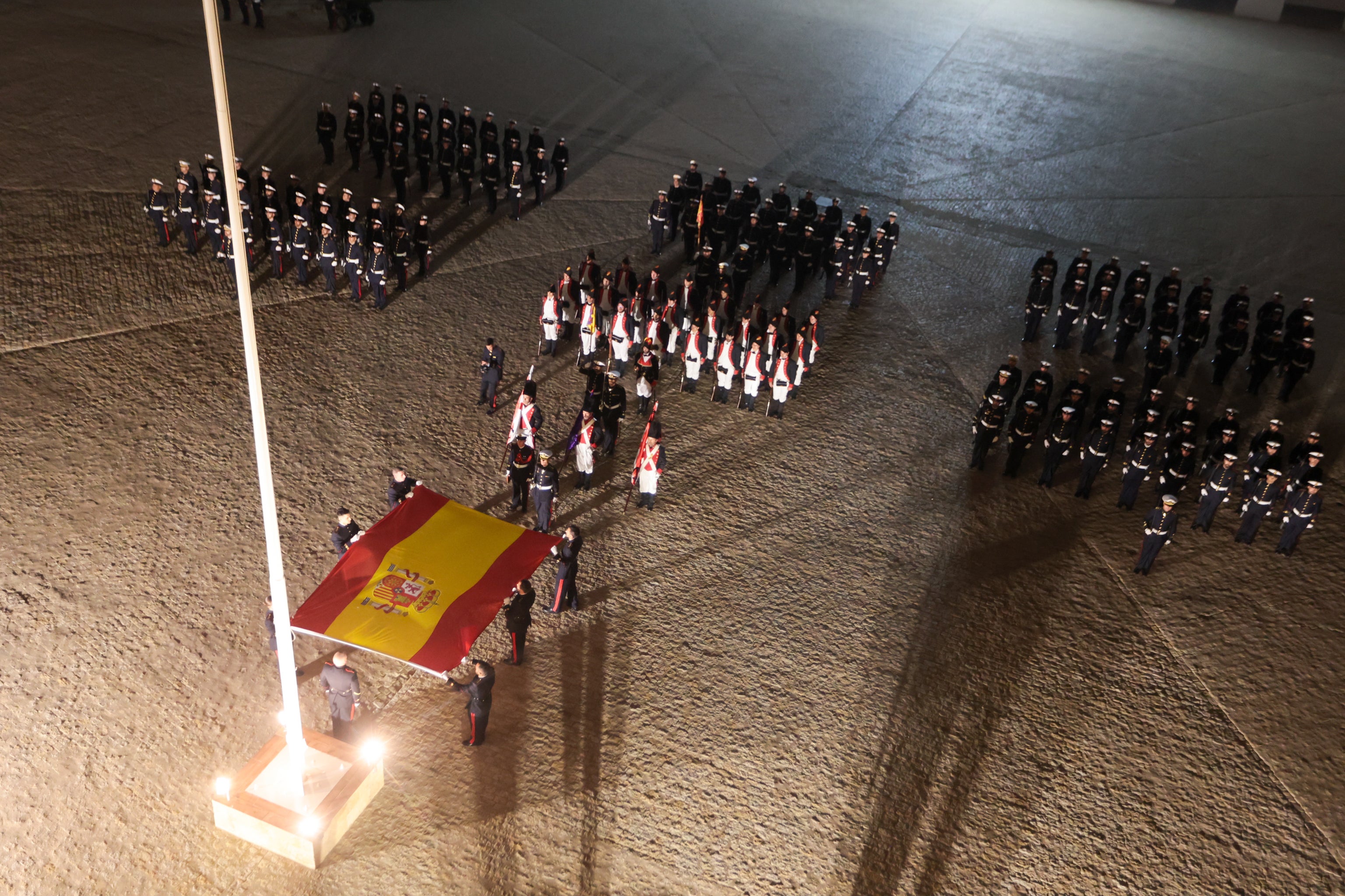 Todas las imágenes del arriado solemne de bandera en el Tercio de Armada de San Fernando