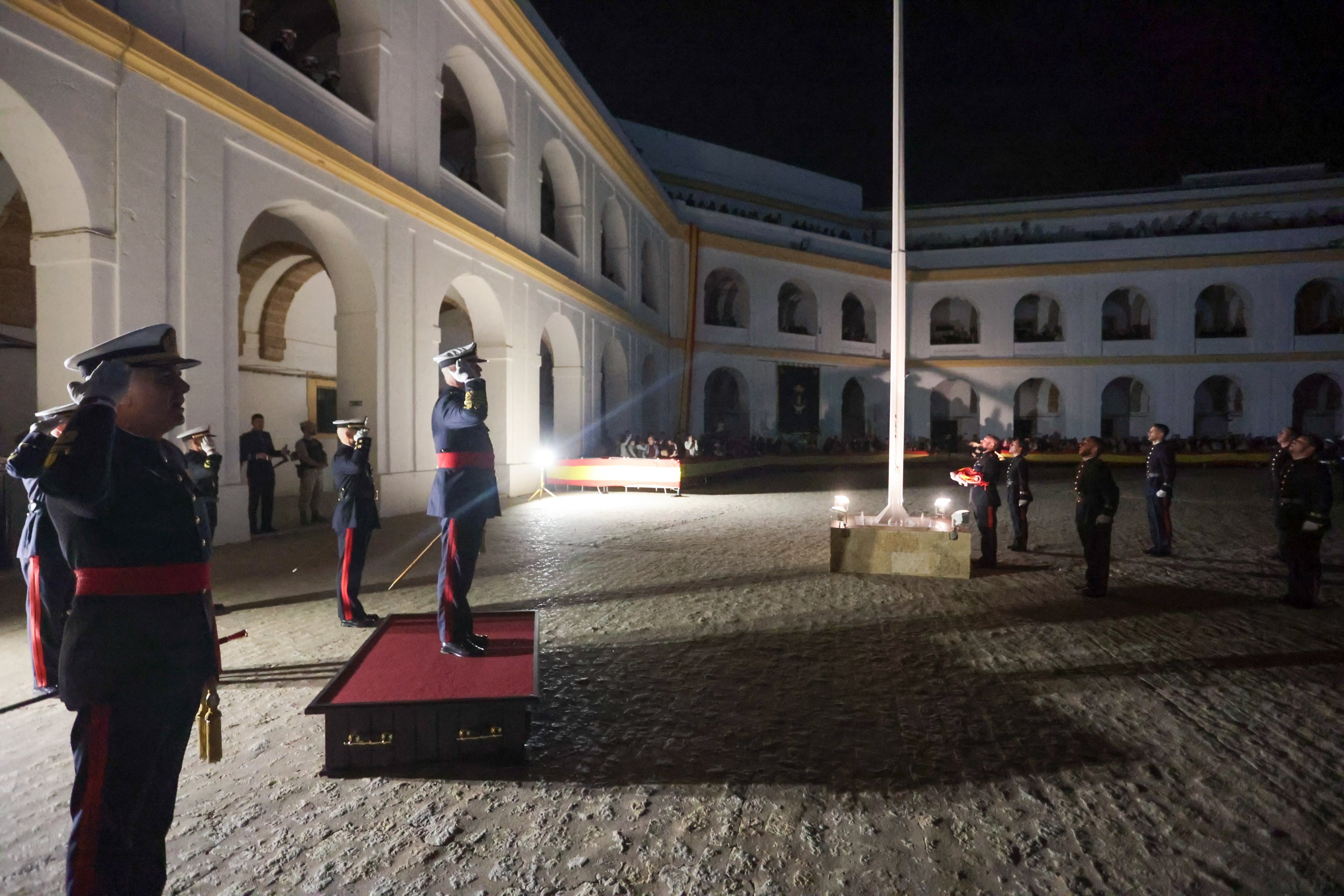 Todas las imágenes del arriado solemne de bandera en el Tercio de Armada de San Fernando