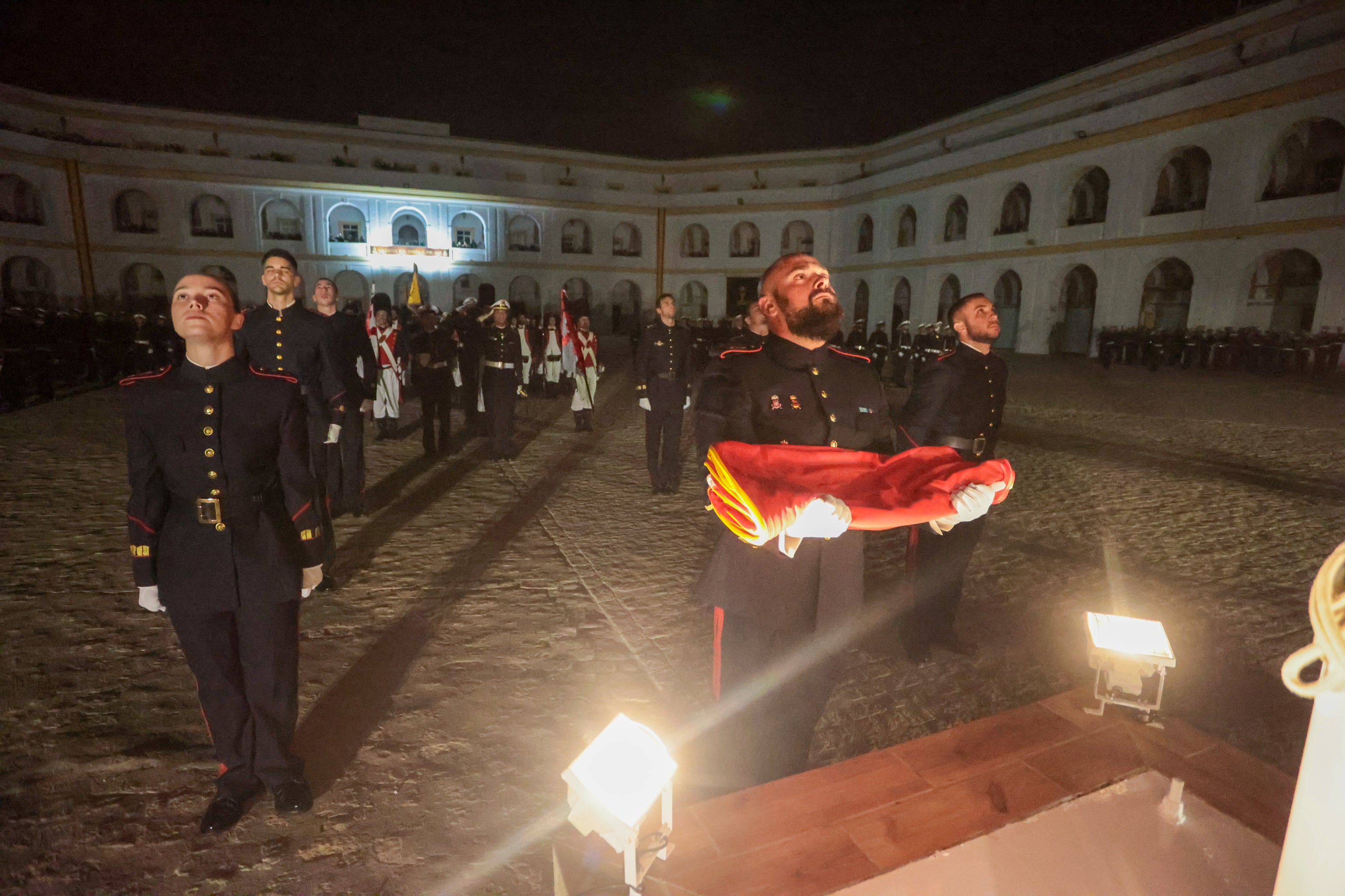 Todas las imágenes del arriado solemne de bandera en el Tercio de Armada de San Fernando