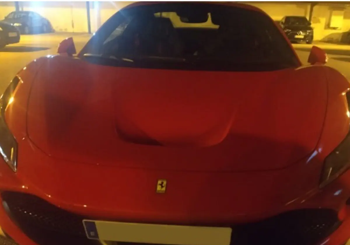 El detenido conducía un Ferrari F8 Spider rojo
