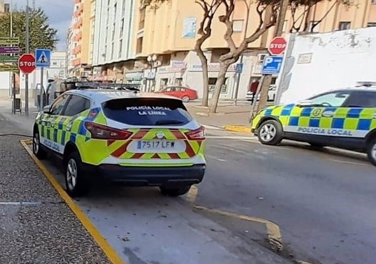 Un policía local de paisano detiene en La Línea a un hombre por amenazas a su pareja en la calle