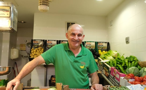 Manuel Avecilla en su puesto de frutas y verduras.