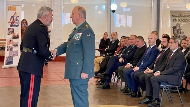 El coronel recibe la felicitación del delegado de Defensa. en Andalucía.