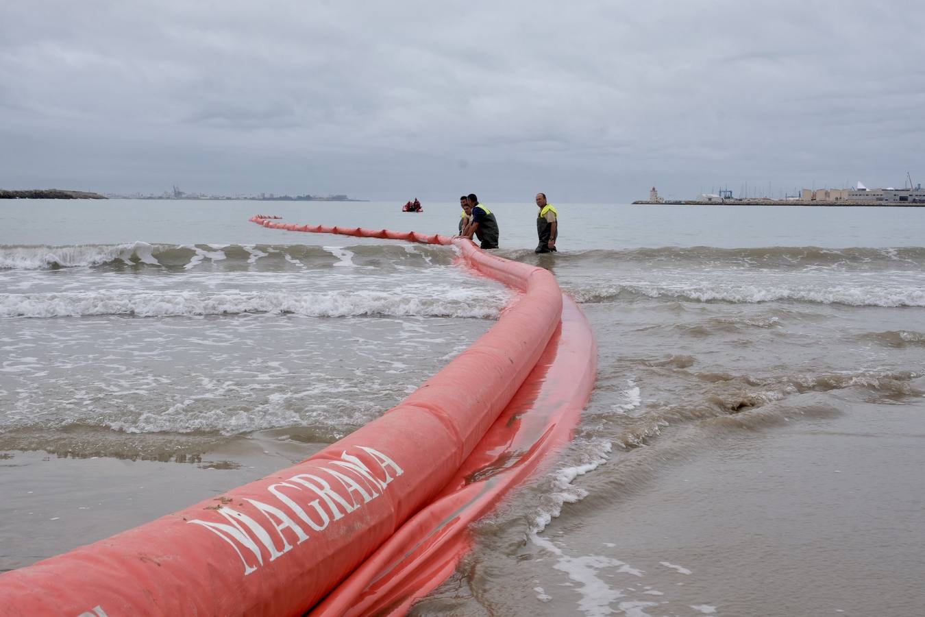 El Puerto se prepara para combatir un vertido de 3.000 toneladas de fueloil