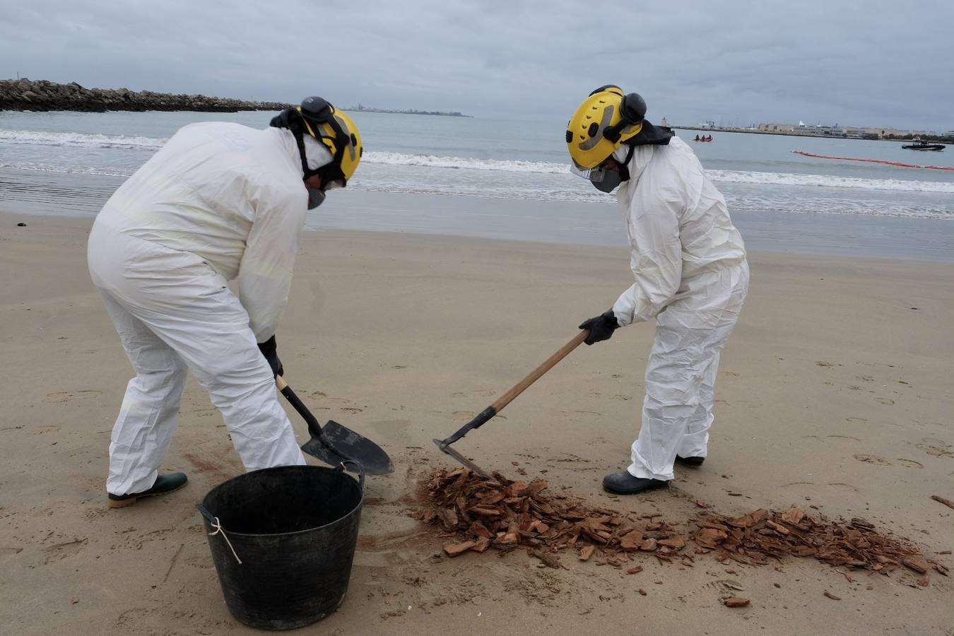 El Puerto se prepara para combatir un vertido de 3.000 toneladas de fueloil