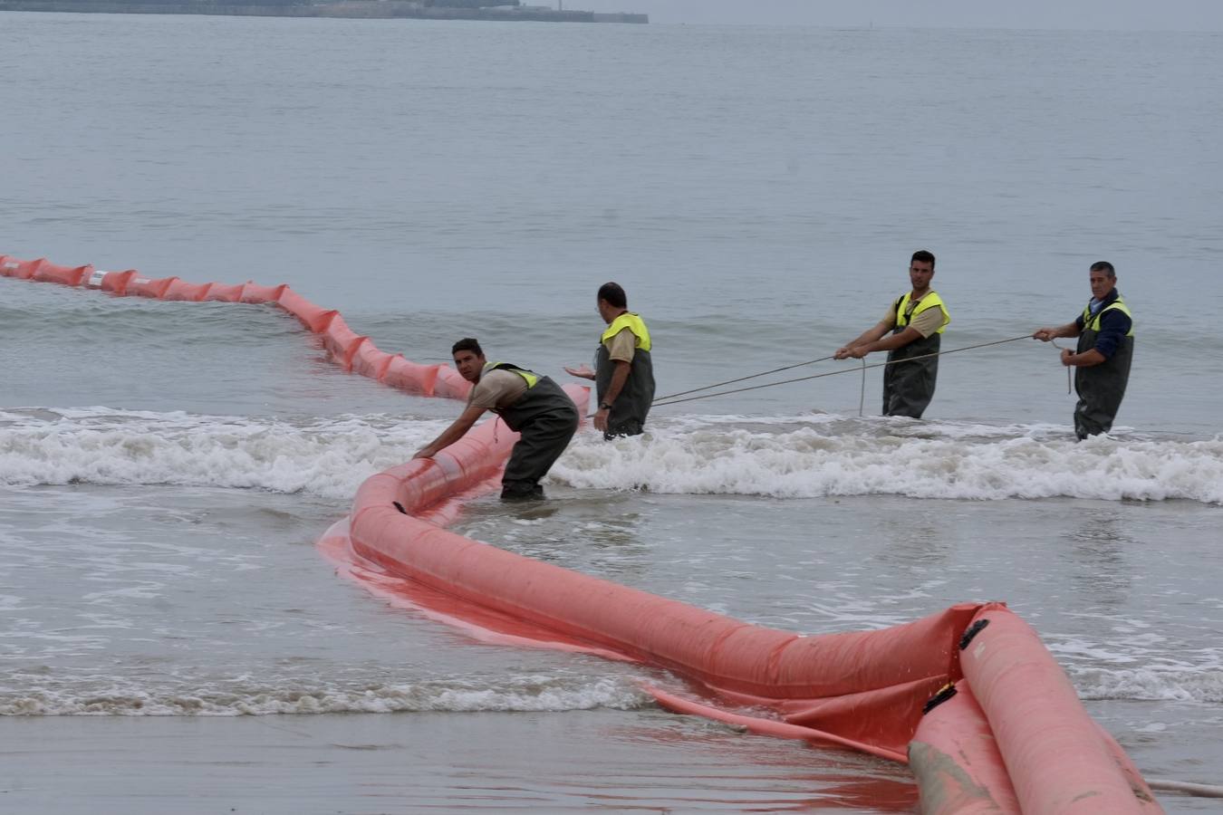 El Puerto se prepara para combatir un vertido de 3.000 toneladas de fueloil
