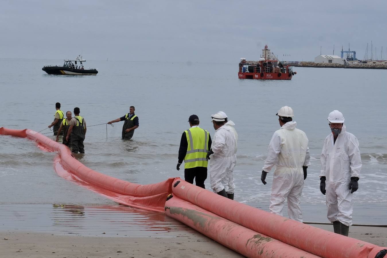 El Puerto se prepara para combatir un vertido de 3.000 toneladas de fueloil