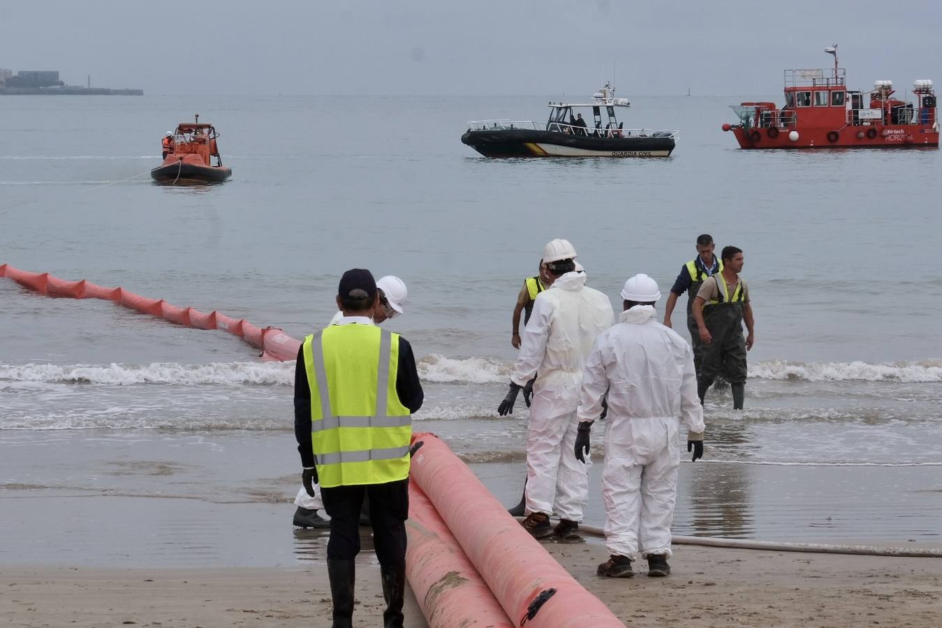 El Puerto se prepara para combatir un vertido de 3.000 toneladas de fueloil