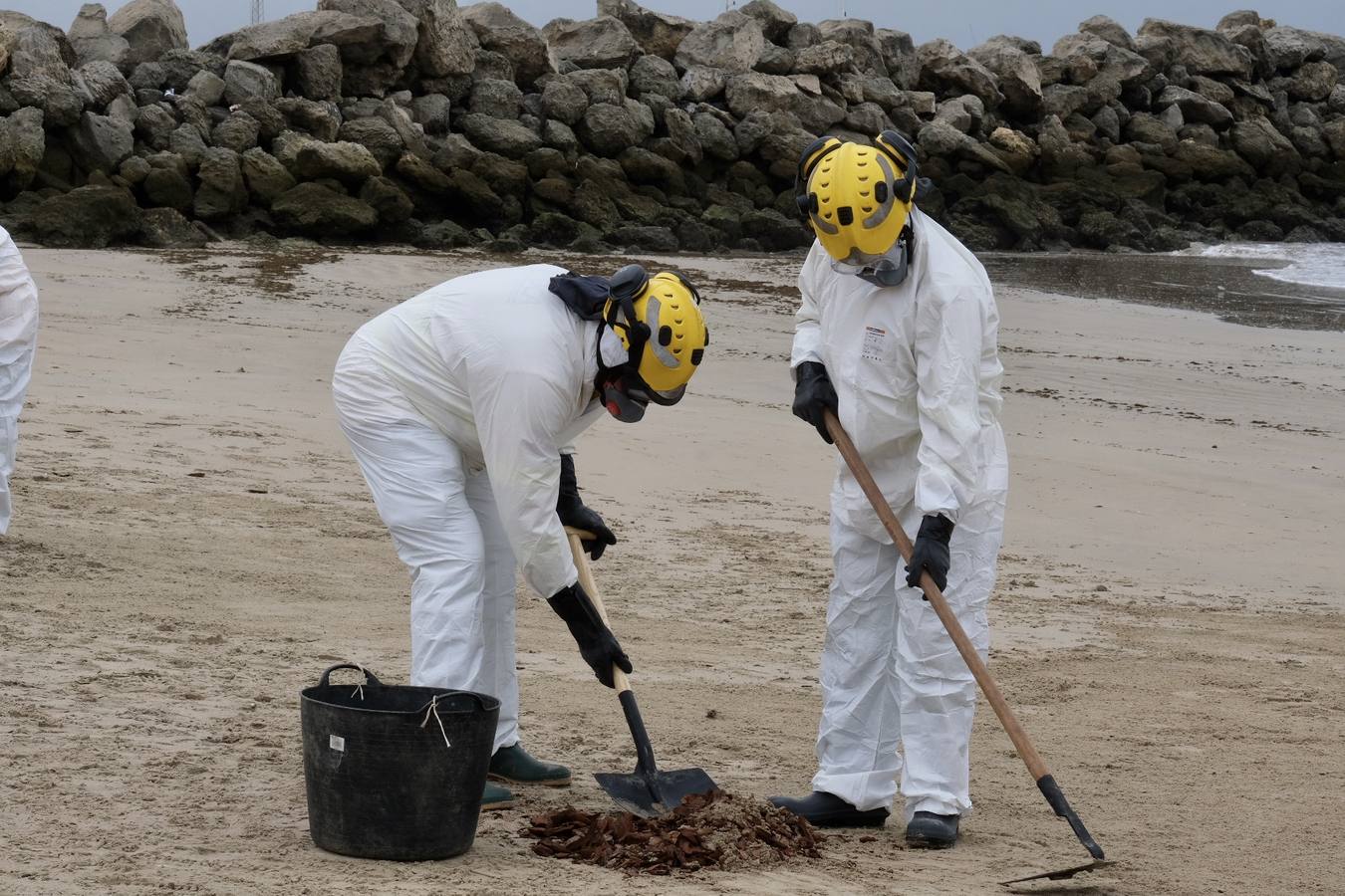 El Puerto se prepara para combatir un vertido de 3.000 toneladas de fueloil