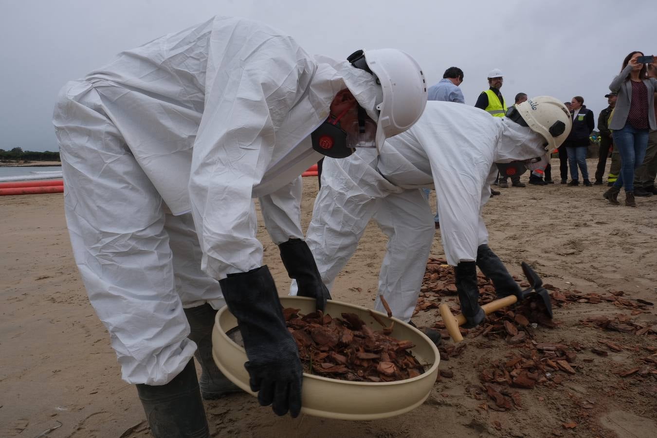 El Puerto se prepara para combatir un vertido de 3.000 toneladas de fueloil