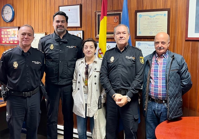 Una mujer, auxiliada tras sufrir un infarto, muestra su agradecimiento a la Policía Nacional en El Puerto