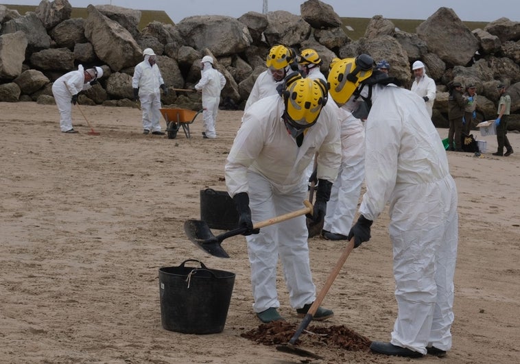 Vídeo: el simulacro de contaminación de las playas en la provincia de Cádiz