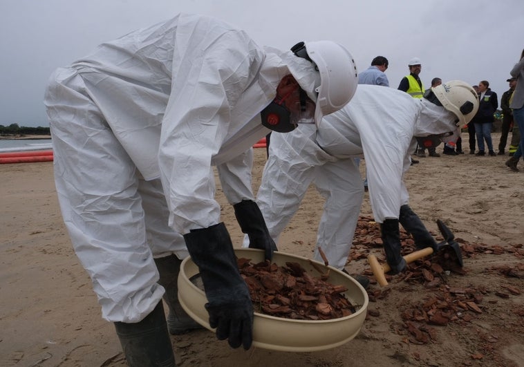 Más de 160 efectivos participan en un simulacro de vertido de 3.000 toneladas de fueloil en El Puerto