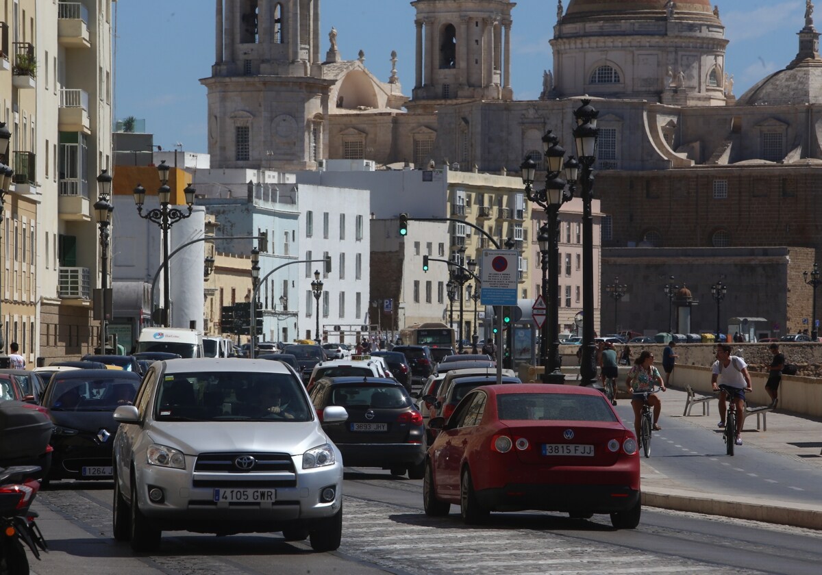 Kichi destinará 2,3 millones a un sistema que blindará el centro de Cádiz al tráfico
