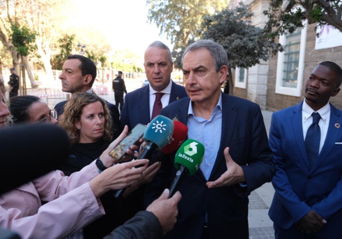 Zapatero atiende a los medios en Cádiz