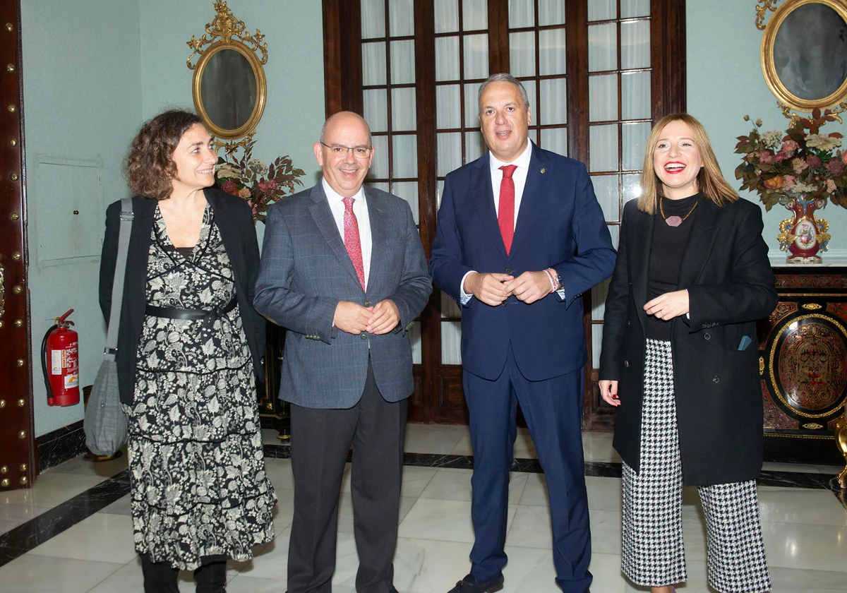 Ruiz Boix y Ana Carrera con Javier Sanchez Rojas y Carmen Romero en la Diputación Provincial.