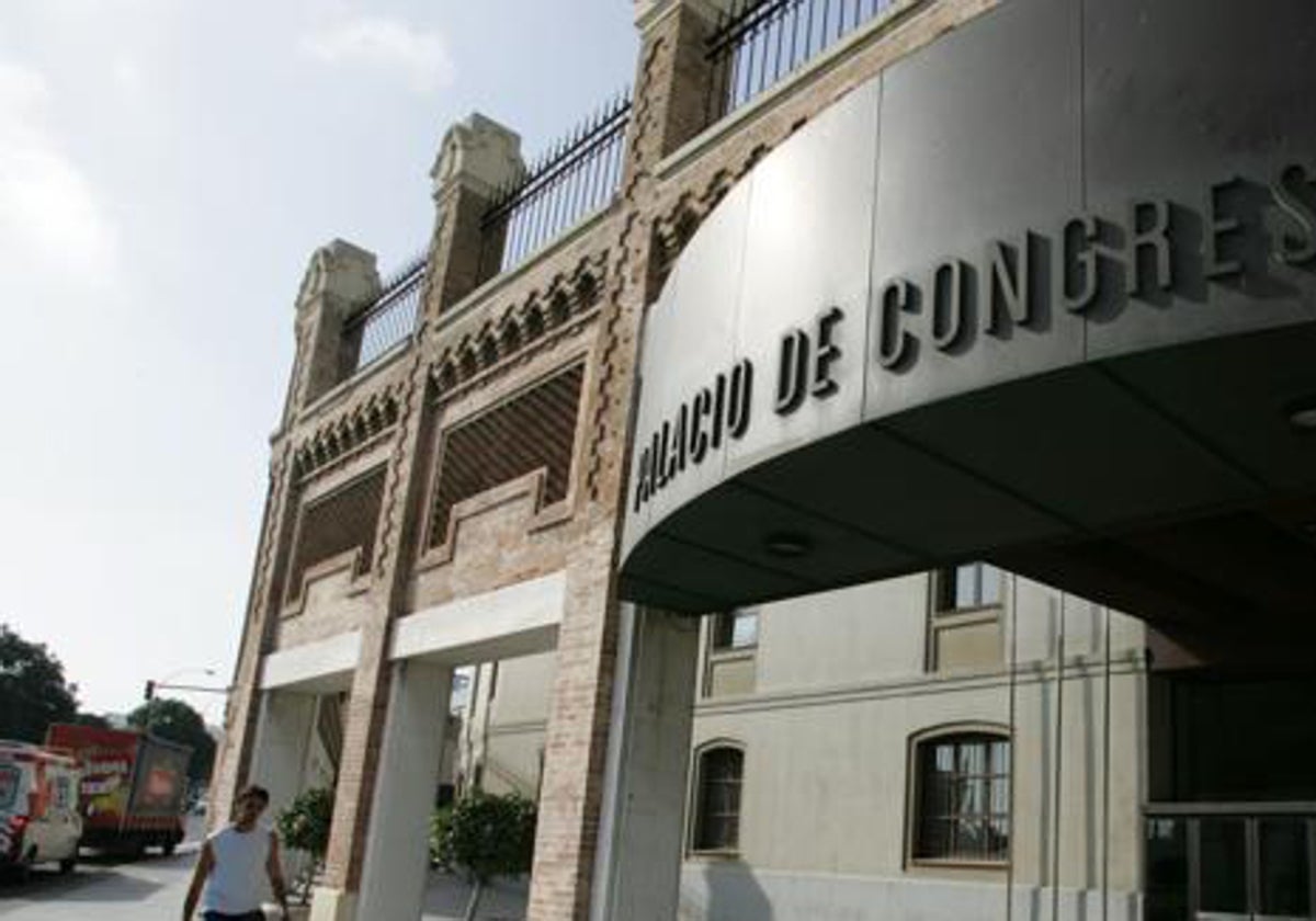 Fachada principal del Palacio de Congresos, en la antigua Fábrica de Tabacos de Cádiz.