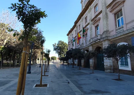 Imagen secundaria 1 - La Plaza de España, a la espera de la conquista del peatón