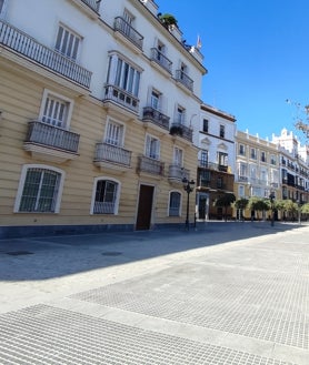 Imagen secundaria 2 - La Plaza de España, a la espera de la conquista del peatón