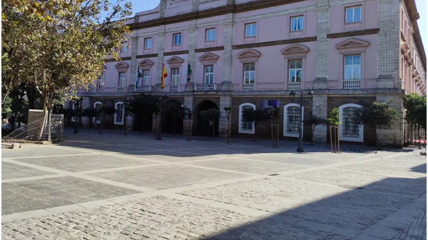 Imagen después - Desaparecida bolsa de aparcamiento para motos frente a la Diputación de Cádiz