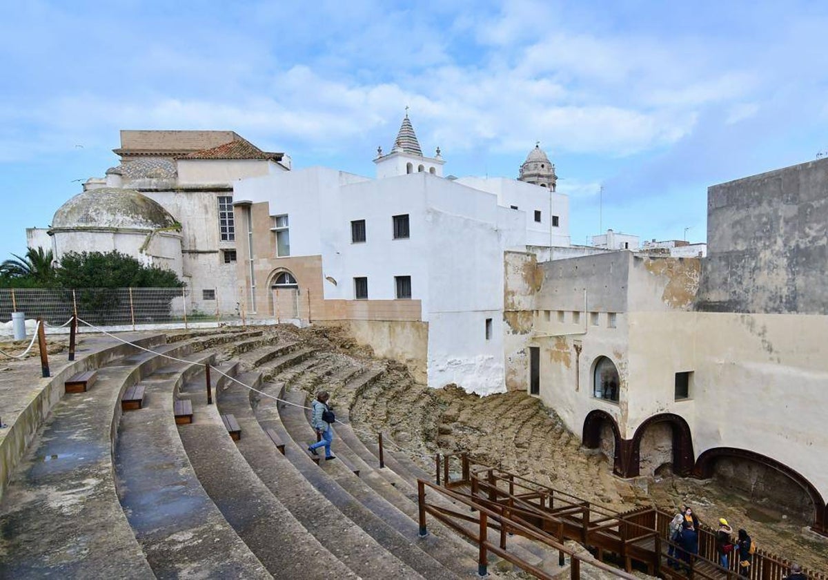 El Teatro Romano y la Fábrica de Salazones son dos atractivos turísticos de Cádiz.