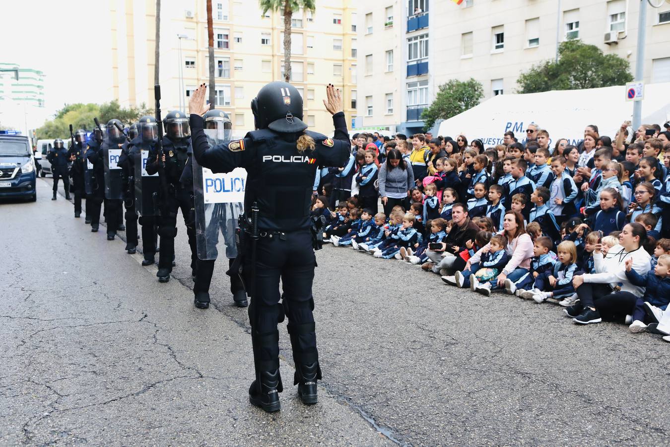 Fotos: Exhibición de los cuerpos de seguridad con motivo del Día Internacional del Niño