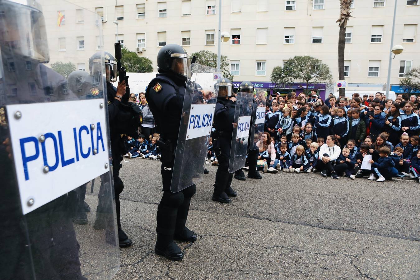 Fotos: Exhibición de los cuerpos de seguridad con motivo del Día Internacional del Niño