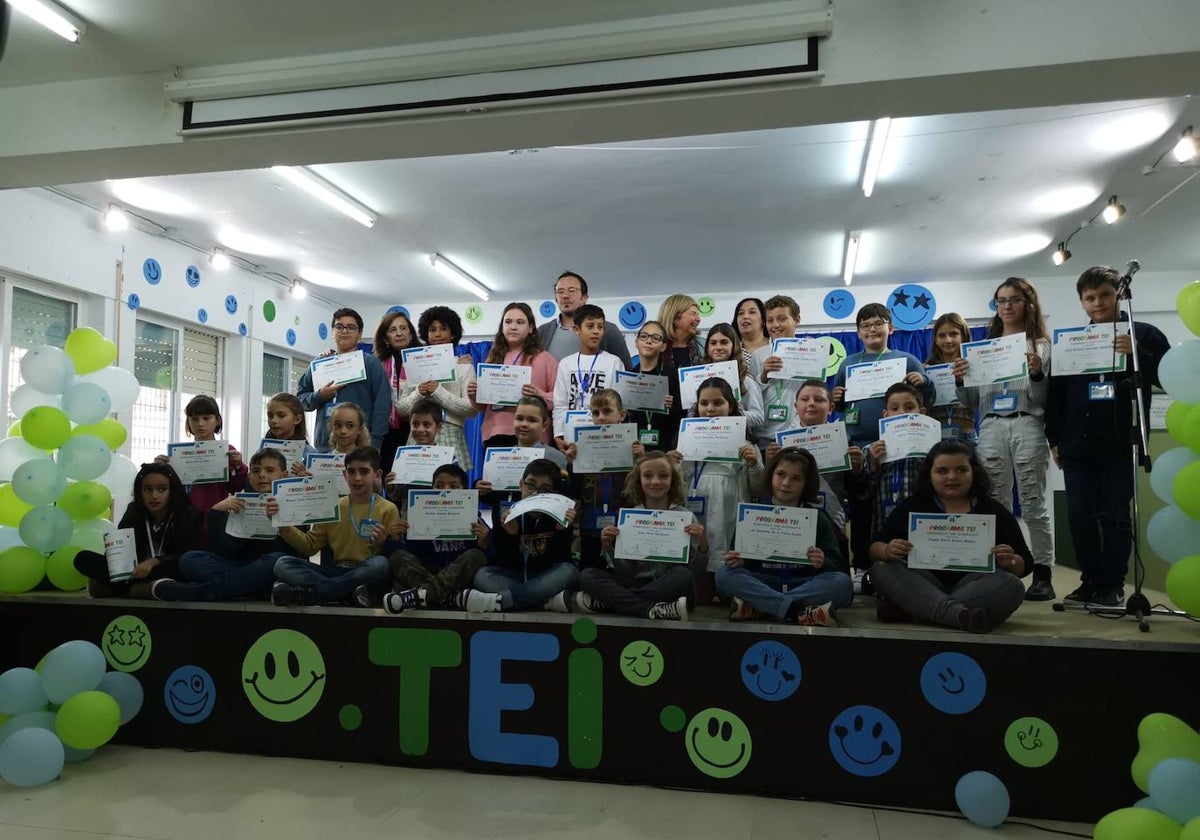 Foto de familia tras la entrega de los diplomas.