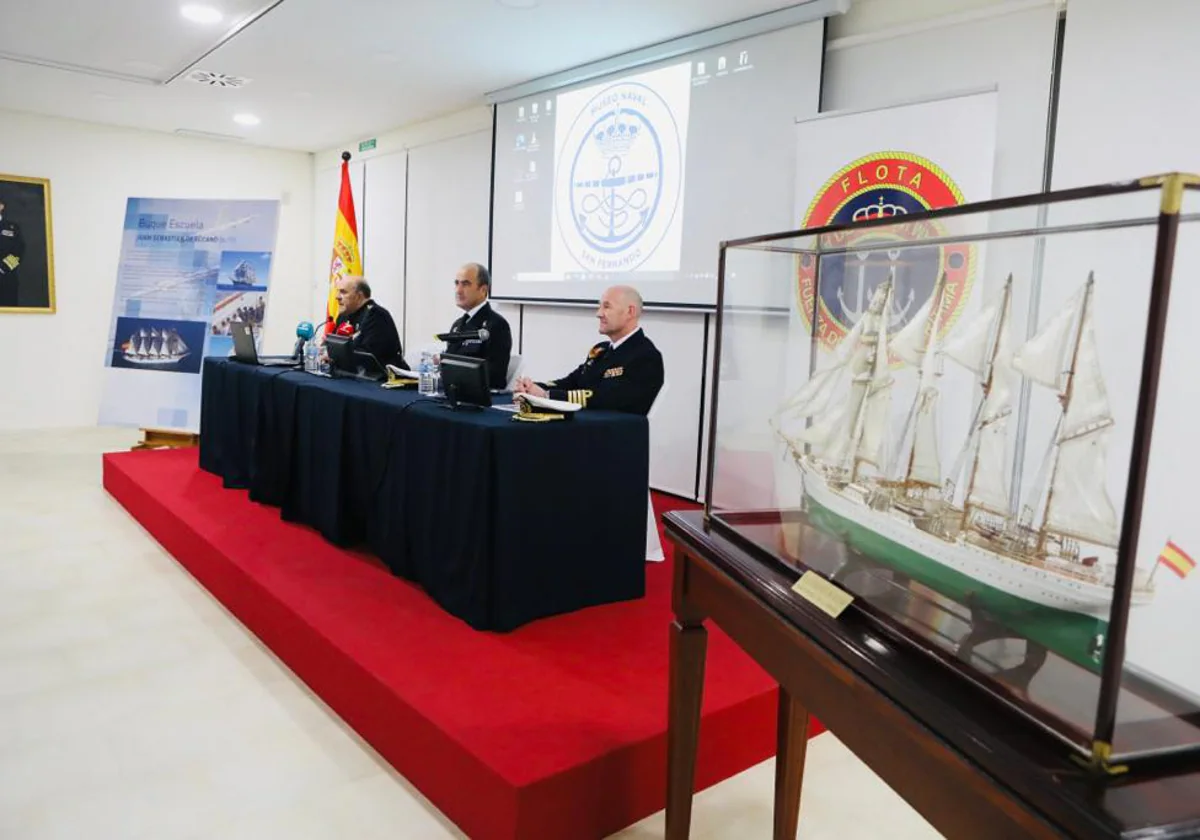 De izquierda a derecha el director del Museo Naval de San Fernando, el Almirante de Acción Marítima y el comandante del Elcano durante la presentación del 95º crucero de instrucción del buque escuela.