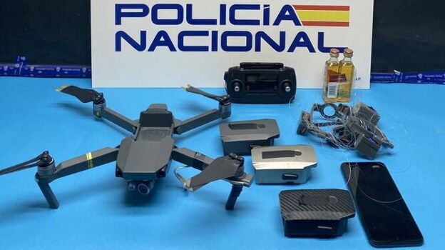 Dron incautado en la cárcel de El Puerto con las minibotellas, los mandos y móviles.