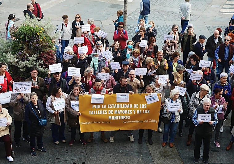 Monitores y usuarios de talleres de mayores de Cádiz, indignados con Kichi por su suspesión