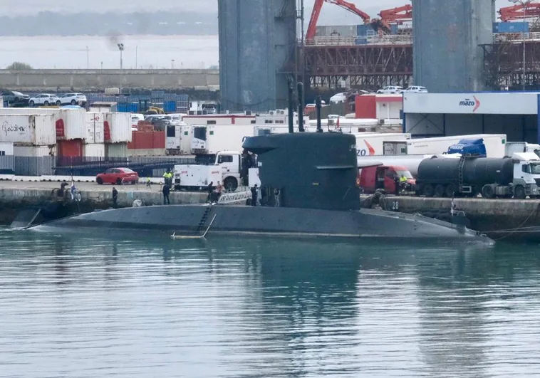Un submarino en el puerto de Cádiz