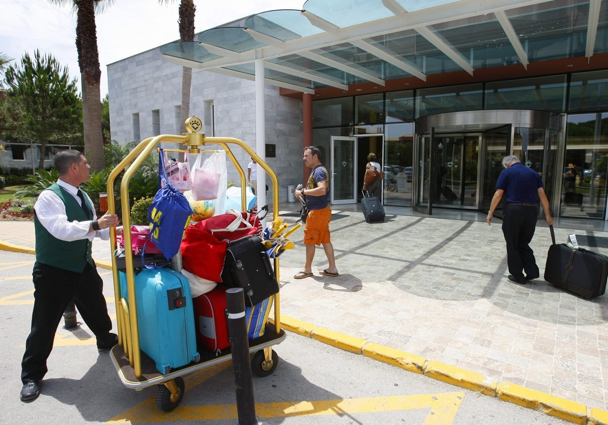 Foto de archivo de un hotel de Chiclana, el municipio gaditano con más pernoctaciones durante el pasado mes de octubre.