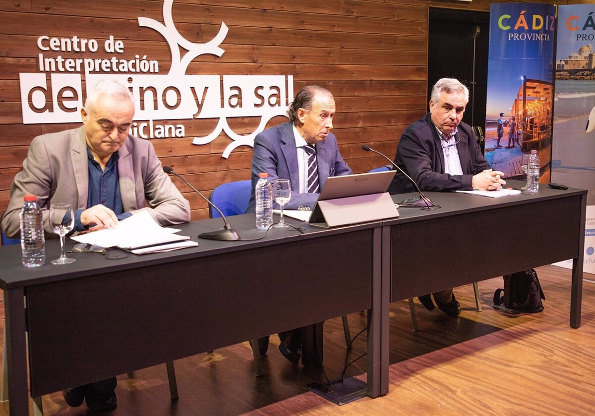 Manuel Arcila, José María Román y Antonio Ramos presentan un estudio sobre turismo.