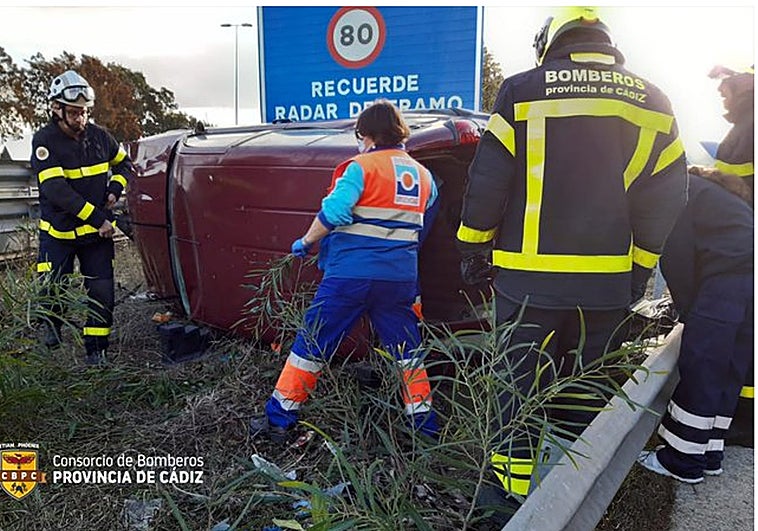 Herida tras salirse de la vía y volcar su coche en la CA-33 en San Fernando