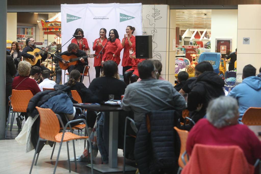 Fotos: El Corte Inglés de Cádiz enciende sus luces navideñas