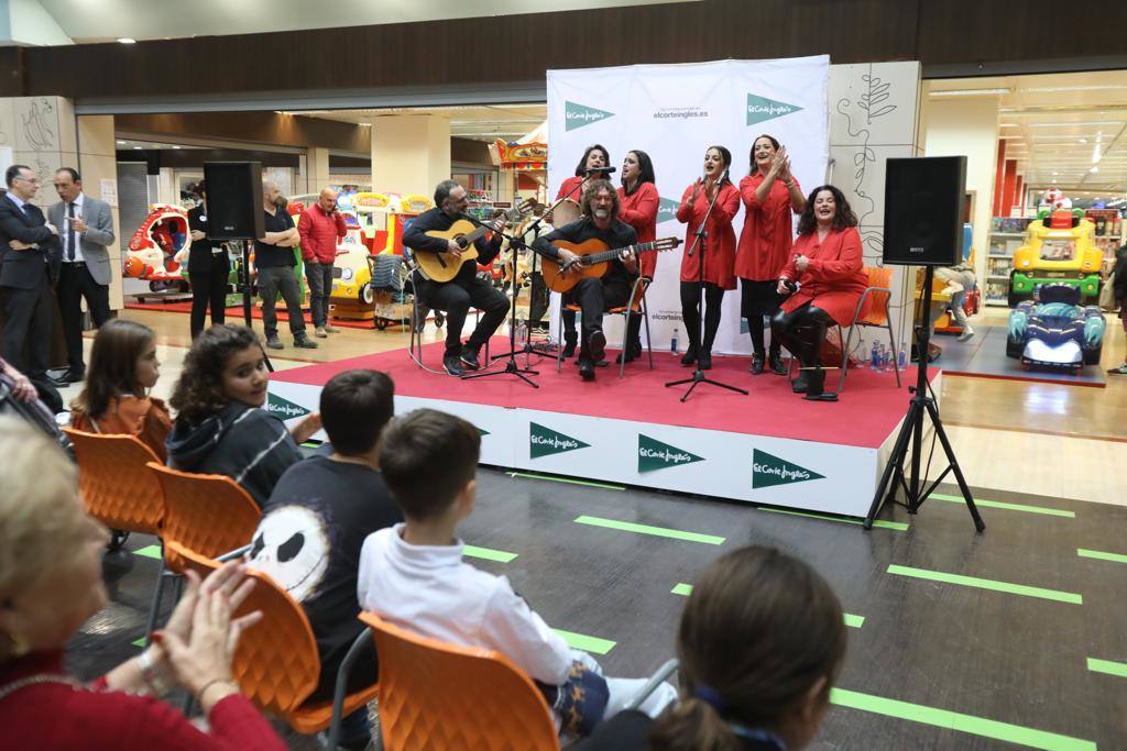 Fotos: El Corte Inglés de Cádiz enciende sus luces navideñas