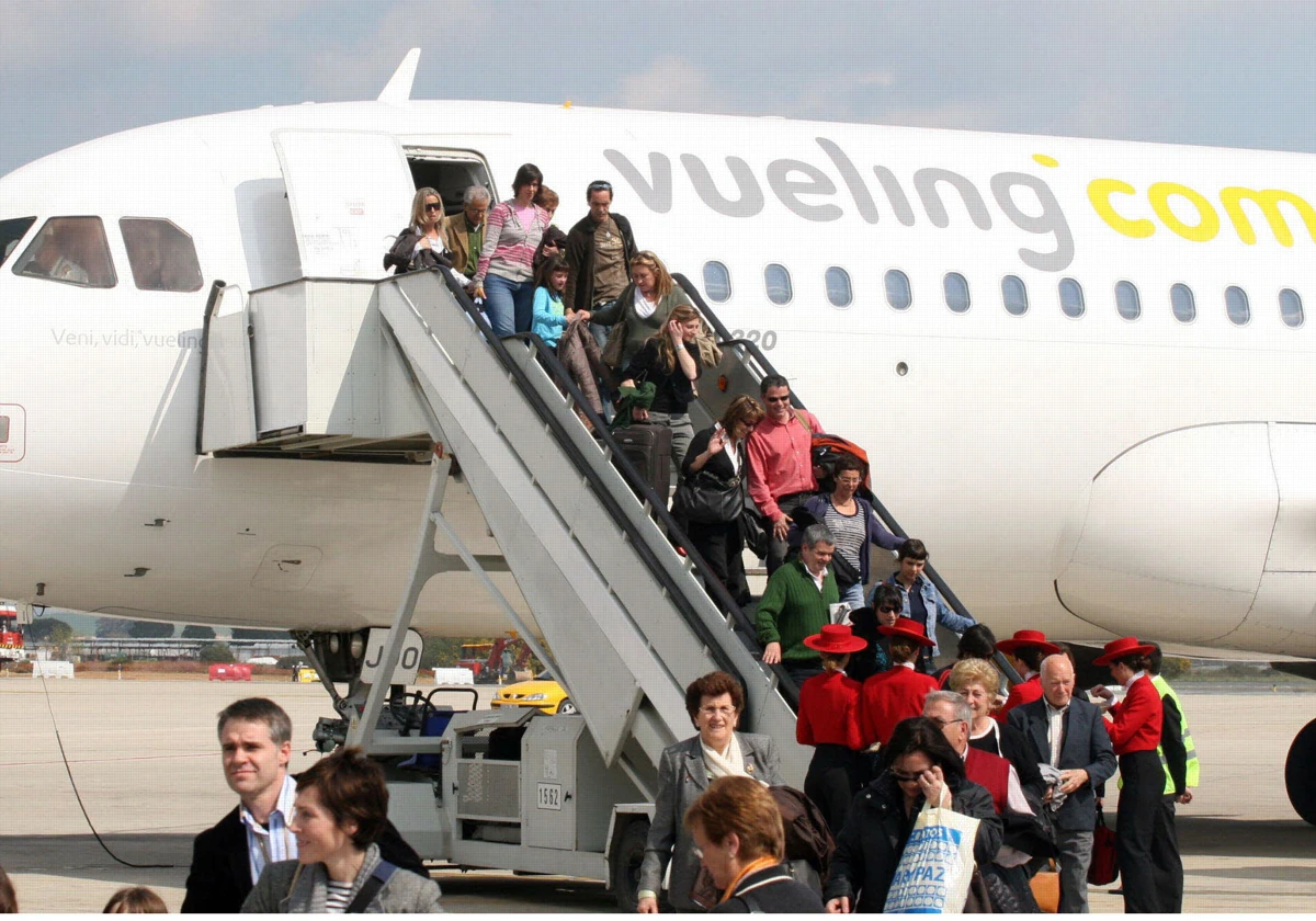 Decenas de pasajeros bajan de un avión de Vueling en el aeropuerto de Jerez.